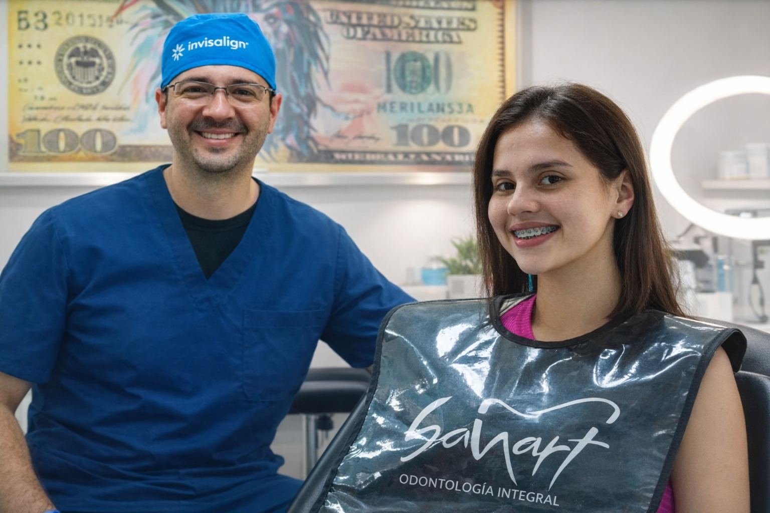 Odontólogo y paciente sonriendo en la clínica Sanart, Cali